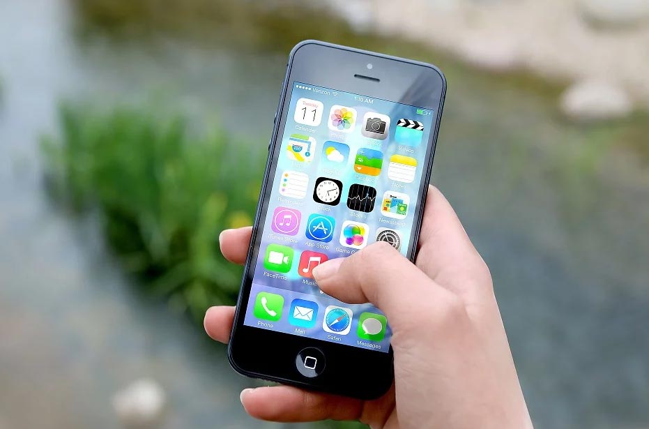 Person holding a phone on the home screen